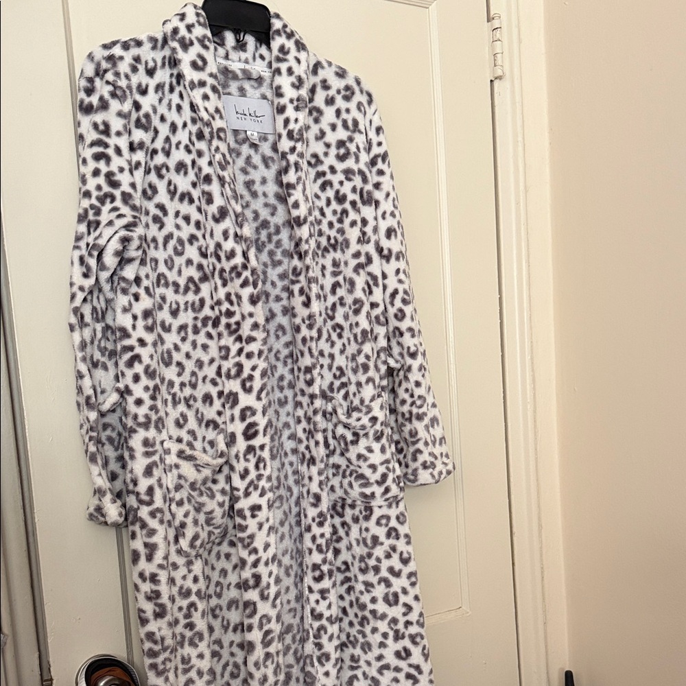 Nicole Miller Gray Leopard Print Robe size M